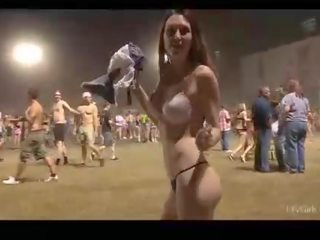 Meghan good-looking amator bruneta dezbracare și walking în lenjerie intima și gol în aer liber și în public