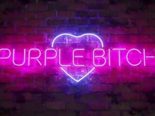 Lojë kostumesh lassie ka i parë seks kapëse me një fan nga purple rrugaçe