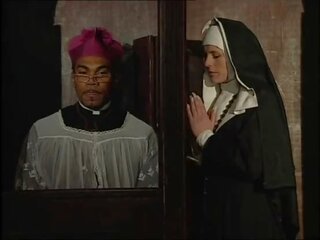 Sporco suora culo scopata da un nero priest in il confessional