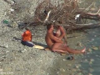 Vacker duo njuta bra x topplista filma tid vid nudisten strand spion kamera