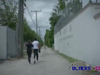 कालों पर पुलिस आउटडोर पब्लिक x गाली दिया वीडियो साथ बस्टी वाइट perfected लड़कियां