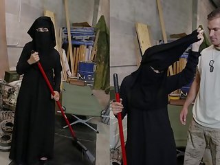 Tour 的 贓物 - 穆斯林 女人 sweeping 地板 得到 noticed 由 蘭迪 美國人 soldier