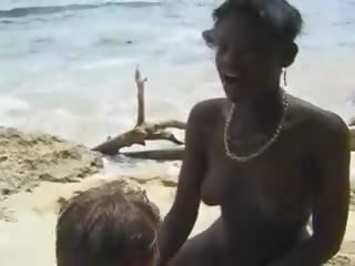 Karvainen afrikkalainen vauva naida euro poika sisään the ranta