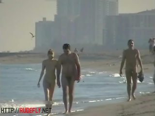 Peeping vid en smashing nudisten par på den strand