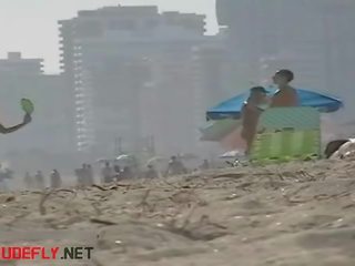 Utmärkt babes filmat lounging på en nudisten strand